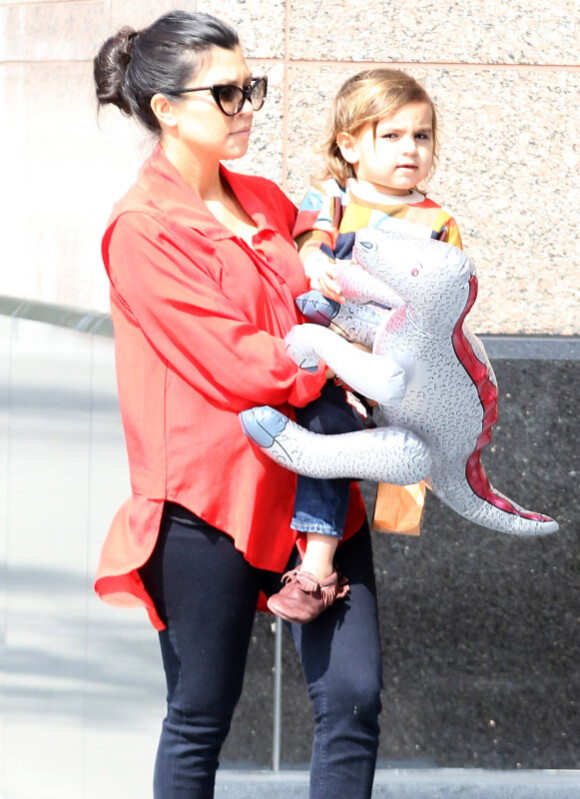Kourtney Kardashian, enceinte, se promène à Santa Monica avec son fils Mason, le mardi 28 février 2012.