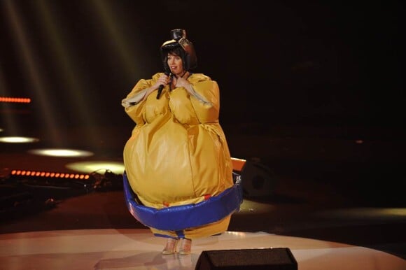 Et même en... sumo ? Elle prépare Intervilles ? La grossesse n'a pas empêché Alessandra Sublet de faire les 400 coups lors des Victoires de la Musique, qu'elle animait le 3 mars 2012 au Palais des Congrès de Paris.