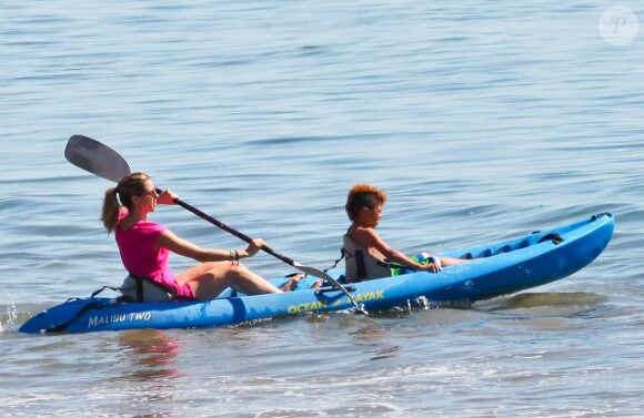 Heidi Klum emmène ses enfants à la plage de Malibu le 4 mars 2012