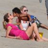 Heidi Klum embrasse son fils Johan sur la plage de Malibu le 4 mars 2012