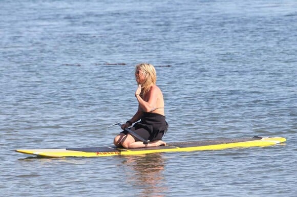 Pas si facile le paddle surf pour Rachel Hunter. Ici à Malibu, le 4 mars 2011.