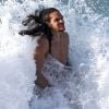 Joakim Noah s'amuse dans les vagues le 23 février 2012 à Saint-Barthélémy