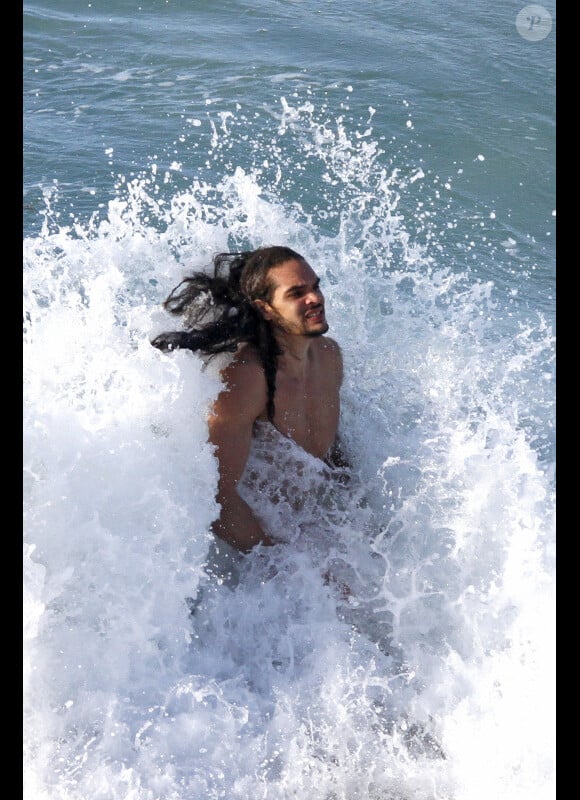 Joakim Noah s'amuse dans les vagues le 23 février 2012 à Saint-Barthélémy