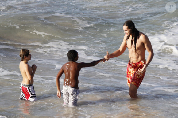 Joakim Noah et deux jeunes admirateurs le 23 février 2012 à Saint-Barthélémy