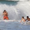Joakim Noah s'éclate dans les vagues avec deux jeunes fans le 23 février 2012 à Saint-Barthélémy