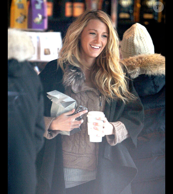Blake Lively souriante sur le tournage de Gossip Girl, le 5 mars 2012 à New York
