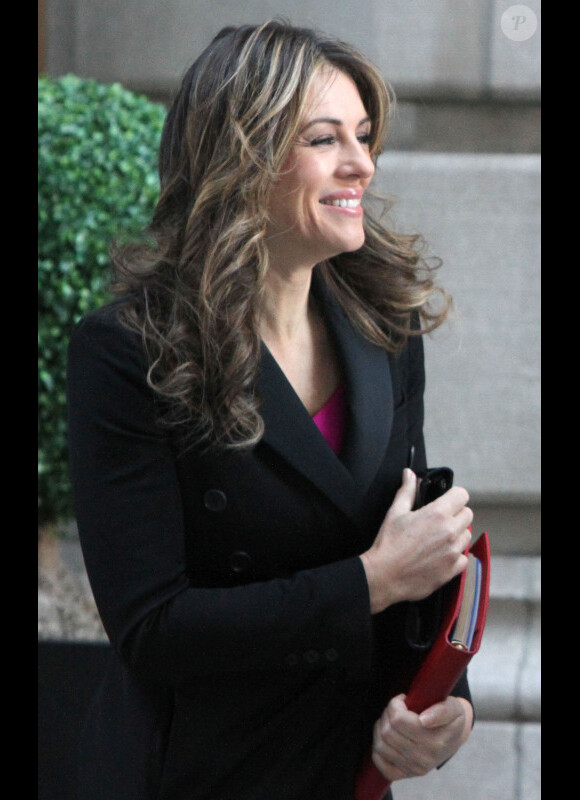 Elizabeth Hurley, souriante, sur le tournage de Gossip Girl, le 5 mars 2012 à New York