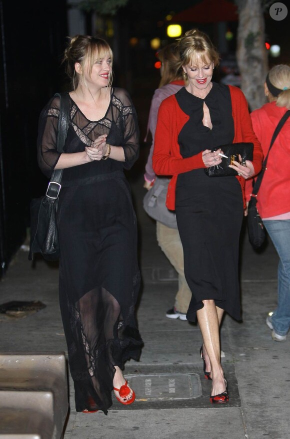 Melanie Griffith et sa fille Dakota Johnson de sortie dans Hollywood au bar Harvard and Stone le 4 mars 2012.