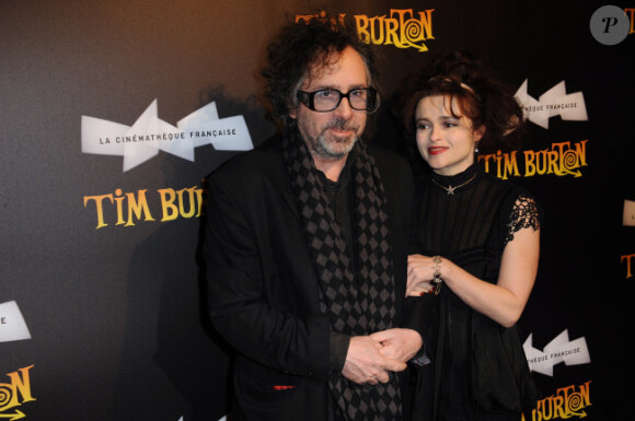 Tim Burton, accompagné d'Helena Bonham Carter, au vernissage de l'exposition qui lui est consacré à la Cinémathèque française, à Paris le 5 mars 2012.