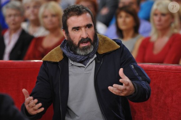 Eric Cantona le 12 novembre 2011 sur le plateau de l'émission Vivement Dimanche