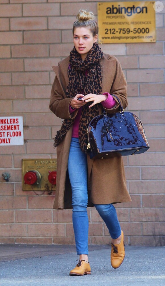 Jessica Hart dans les rues de New York. Le 7 mars 2012.
