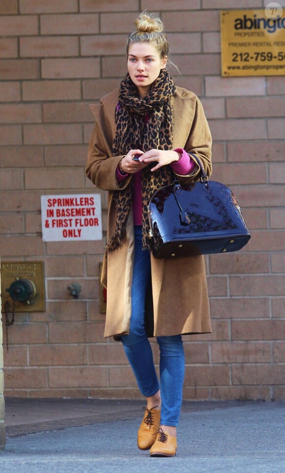 Jessica Hart dans les rues de New York. Le 7 mars 2012.