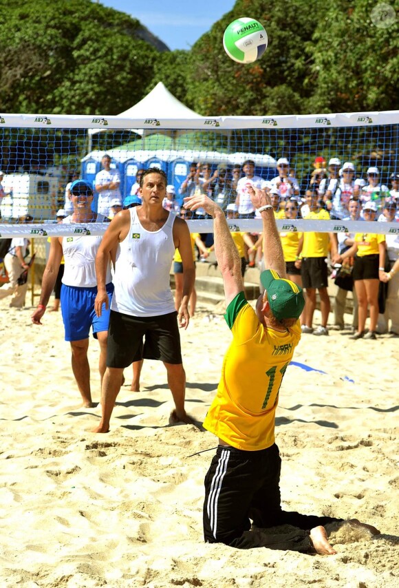 Le prince Harry joue avec conviction au beach volley à Rio de Janeiro, le samedi 10 mars 2012.