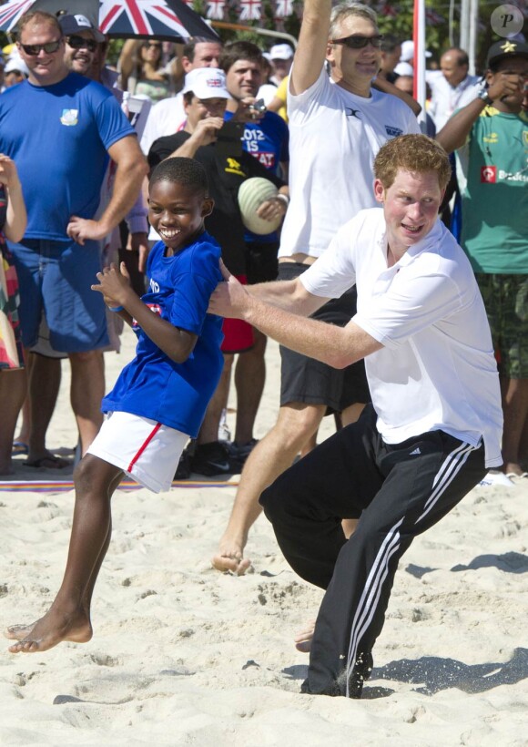 Le prince Harry joue au rugby avec des jeunes de Rio de Janeiro, le samedi 10 mars 2012.