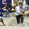 Le prince Harry joue au rugby avec des jeunes de Rio de Janeiro, le samedi 10 mars 2012.