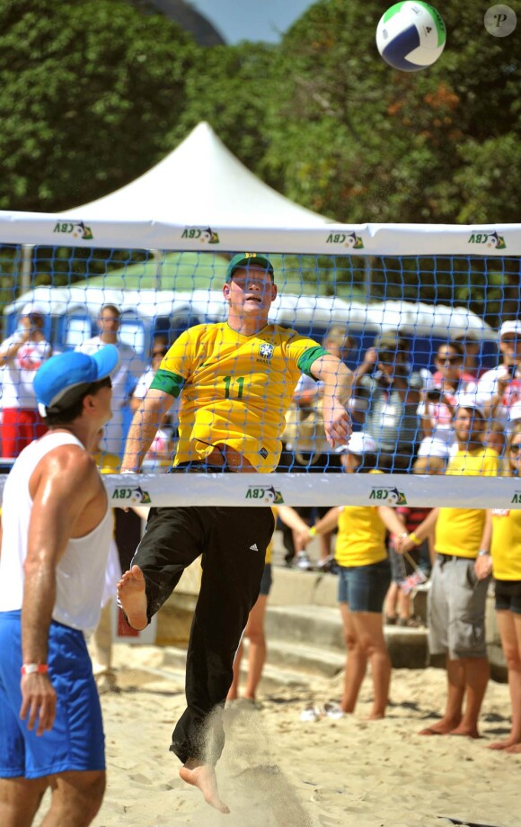 Le prince Harry joue au beach volley à Rio de Janeiro, le samedi 10 mars 2012.