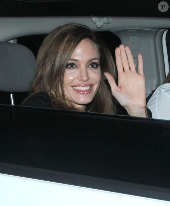 Angelina Jolie et Brad Pitt mitraillés à la Nouvelle Orléans dans la soirée du 10 mars 2012, alors qu'ils se rendent à une soirée humanitaire pour le projet Make It Right.