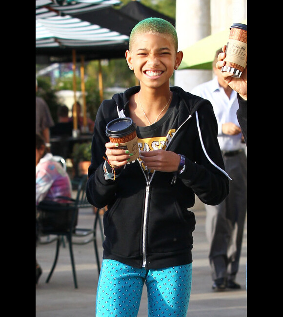 Willow Smith arbore une nouvelle coupe de cheveux fantaisiste alors qu'elle achète un café à Calabasas, le samedi 10 mars 2012.