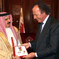 Julio Iglesias : Fièvre latine et médaille royale au Bahreïn