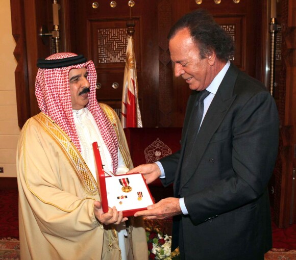 Julio Iglesias a reçu du roi Hamad ben Issa Al Khalifa la médaille de compétence du Bahreïn le 6 mars 2012 à Manama.