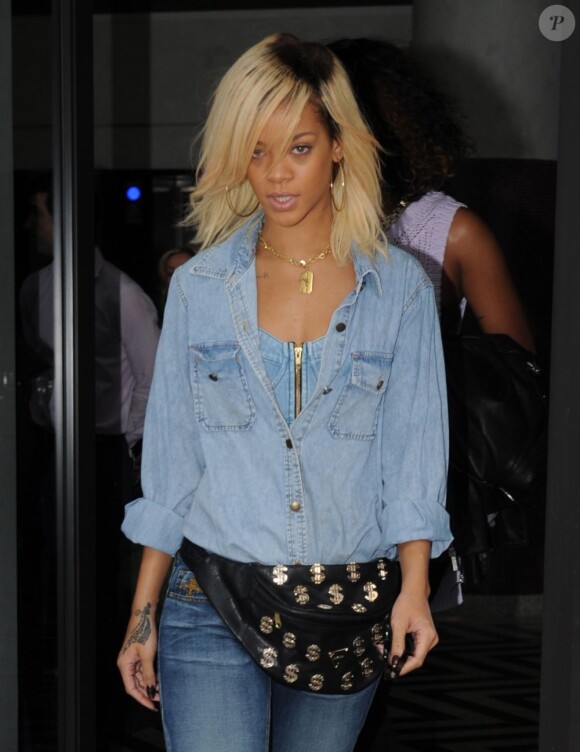 Rihanna à la sortie de son hôtel à New York, le 12 mars 2012.