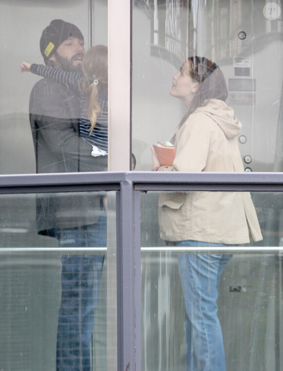 Jennifer Garner, nouvellement maman, sort de chez le médecin, en compagnie de son mari Ben Affleck et leur fille Violet, le 12 mars 2012 à Los Angeles