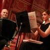Accompagnée par l'accordéoniste Lionel Suarez, Clotilde Courau lit des lettres d'amour à l'InterContinental Paris Le Grand, le 13 mars 2012.