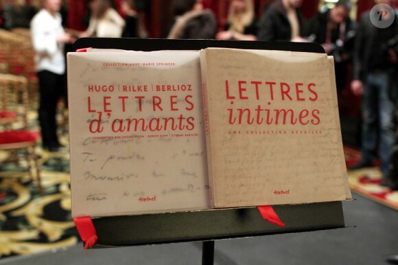 Clotilde Courau lit les lettres d'amour réunies par la collectionneuse Anne-Marie Springer à l'InterContinental Paris Le Grand, le 13 mars 2012.
