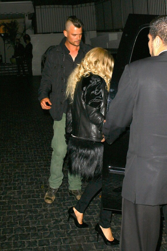 Josh Duhamel dévoile sa superbe crête à la sortie du Château Marmont, où il s'était rendu avec Fergie. Los Angeles, le 13 mars 2012.