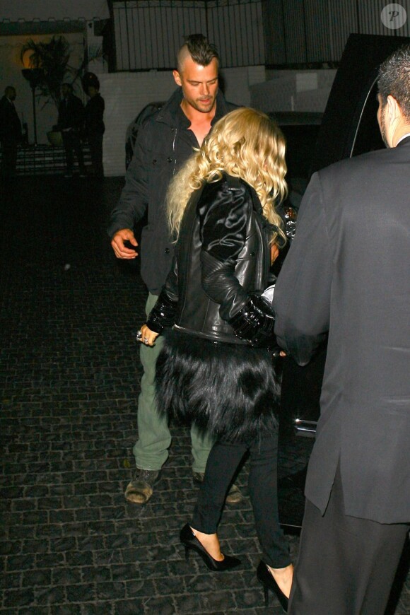 Josh Duhamel dévoile sa superbe crête à la sortie du Château Marmont, où il s'était rendu avec Fergie. Los Angeles, le 13 mars 2012.