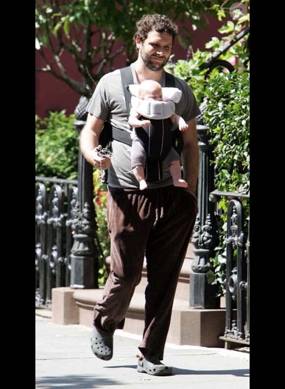 Jeremy Sisto promène sa fille Charlie-Ballerina dans les rues de New-York en septembre 2009