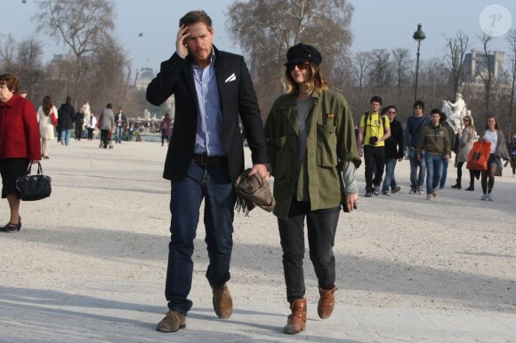 Drew Barrymore et son fiancé Will Kopelman s'offrent une petite balade romantique dans le Jardin des Tuileries. Paris, le 14 mars 2012.