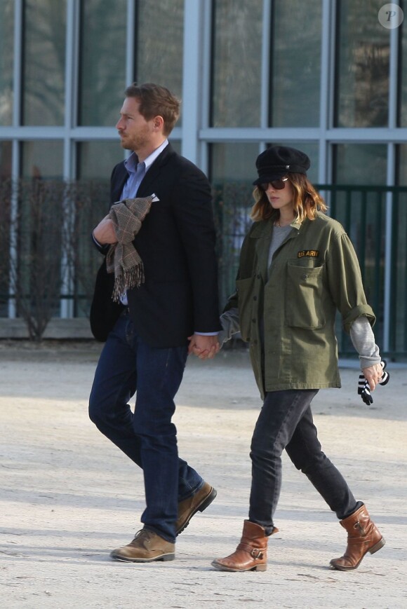 Drew Barrymore et son fiancé Will Kopelman en mode romance dans le Jardin des Tuileries. Paris, le 14 mars 2012.