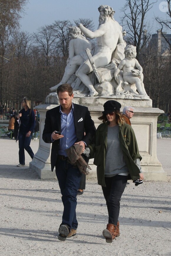 Drew Barrymore et son fiancé Will Kopelman en amoureux dans le Jardin des Tuileries. Paris, le 14 mars 2012.