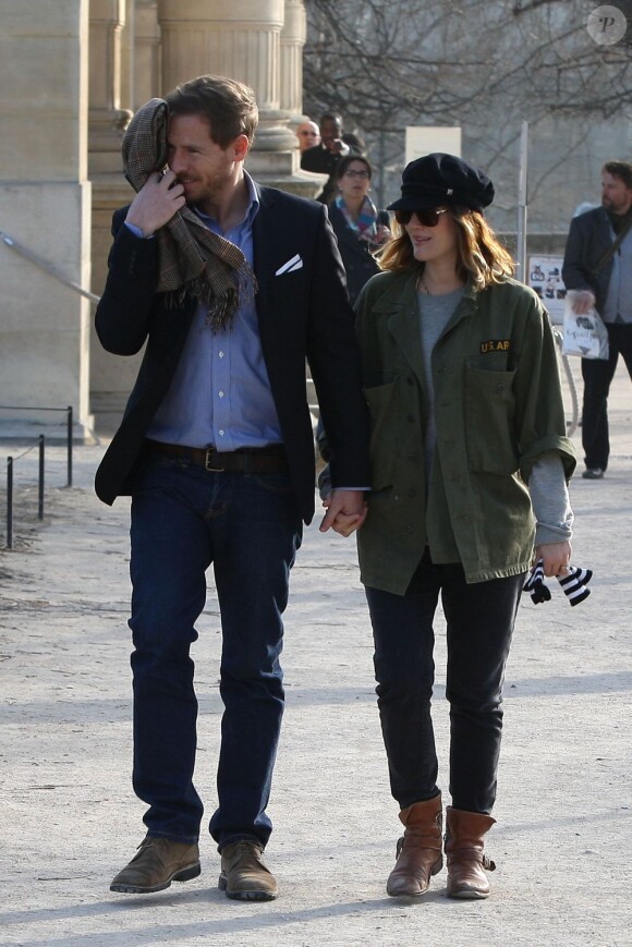 Drew Barrymore et Will Kopelman s'offrent une petite balade romantique dans le Jardin des Tuileries. Paris, le 14 mars 2012.