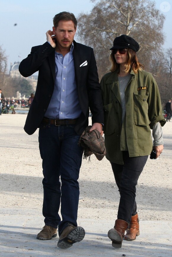Drew Barrymore et son fiancé Will Kopelman s'offrent une petite balade romantique dans le Jardin des Tuileries. Paris, le 14 mars 2012.