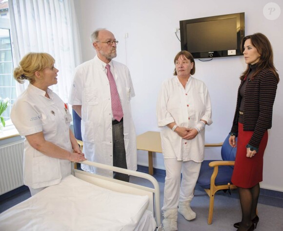 La princesse Mary de Danemark remettait le 15 mars 2012 le prix Love Heart assorti d'une dotation d'un million d'euros pour la recherche cardiaque, à l'issue d'une visite à l'hôpital d'Holbaek.