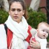 Jessica Alba a sa tête des mauvais jours. Ici, avec sa fille Haven, 6 mois, sortant d'un centre médical à Los Angeles. Le 16 mars 2012