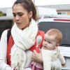 Jessica Alba et sa fille Haven, 6 mois, sortent d'un centre médical à Los Angeles. Le 16 mars 2012