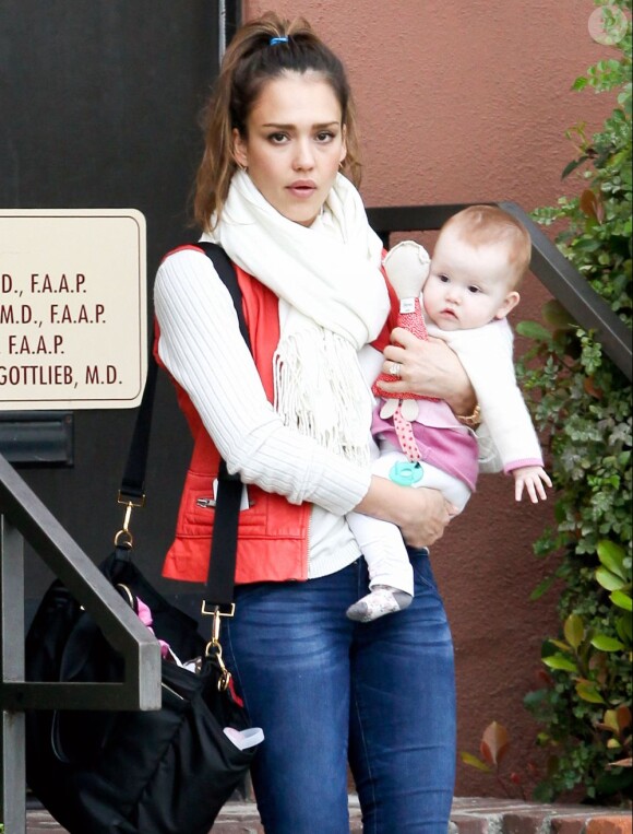 En maman poule, Jessica Alba a emmené sa fille Haven, 6 mois, dans un centre médical à Los Angeles. Le 16 mars 2012