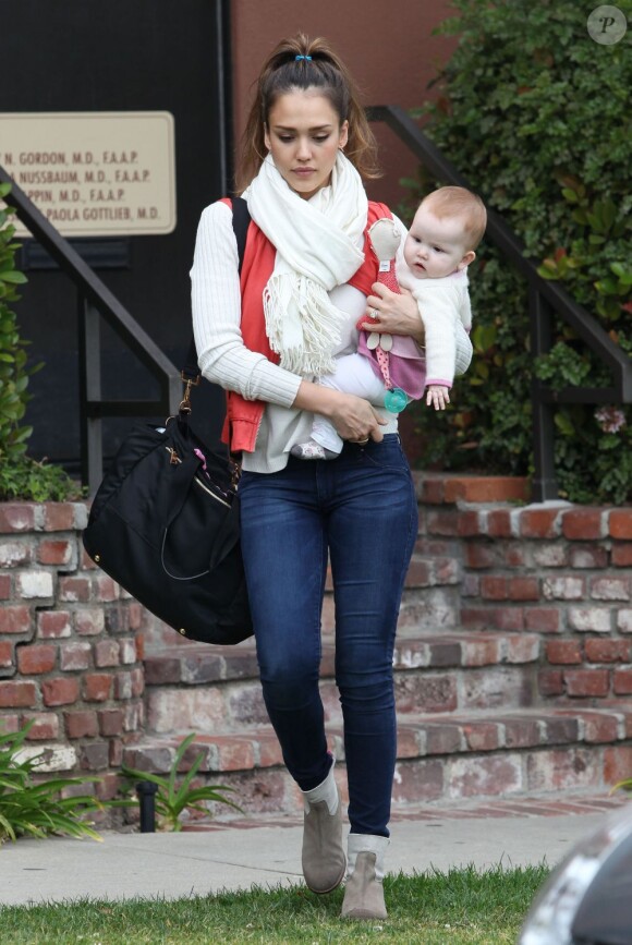 Jessica Alba et sa fille Haven, 6 mois, sortent d'un centre médical à Los Angeles. Le 16 mars 2012