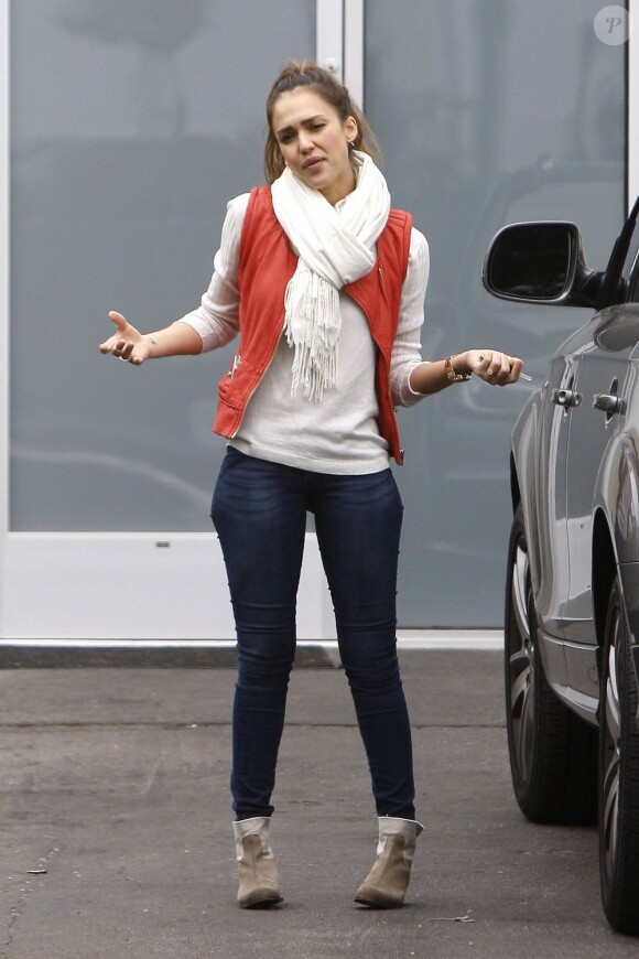 Jessica Alba à la sortie d'un cabinet médical à Los Angeles, avec sa fille Haven a interpellé les photographes. Le 16 mars 2012