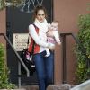 Jessica Alba à la sortie d'un cabinet médical à Los Angeles, avec sa fille Haven. Le 16 mars 2012