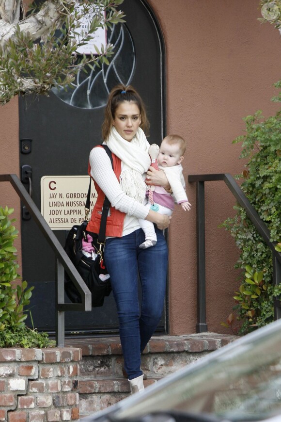 Jessica Alba à la sortie d'un cabinet médical à Los Angeles, avec sa fille Haven. Le 16 mars 2012
