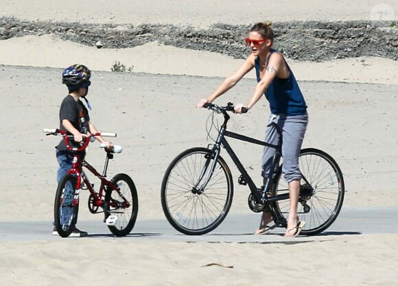 Kate Hudson et son fils Ryder en balade à vélo à Santa Monica, le 10 mars 2012.