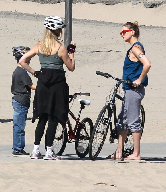 Kate Hudson, son fils Ryder, et sa mère Goldie Hawn en balade à vélo à Santa Monica, le 10 mars 2012.