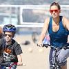 Kate Hudson et son fils Ryder en balade à vélo à Santa Monica, le 10 mars 2012.