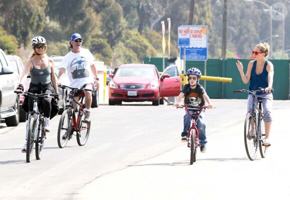 Kate Hudson, son fils Ryder, sa mère Goldie Hawn et Kurt Russell en balade à vélo à Santa Monica, le 10 mars 2012.