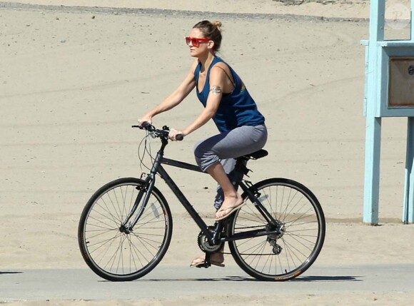 Kate Hudson en balade à vélo à Santa Monica, le 10 mars 2012.