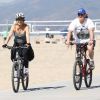 Goldie Hawn et Kurt Russell en balade à vélo à Santa Monica, le 10 mars 2012.